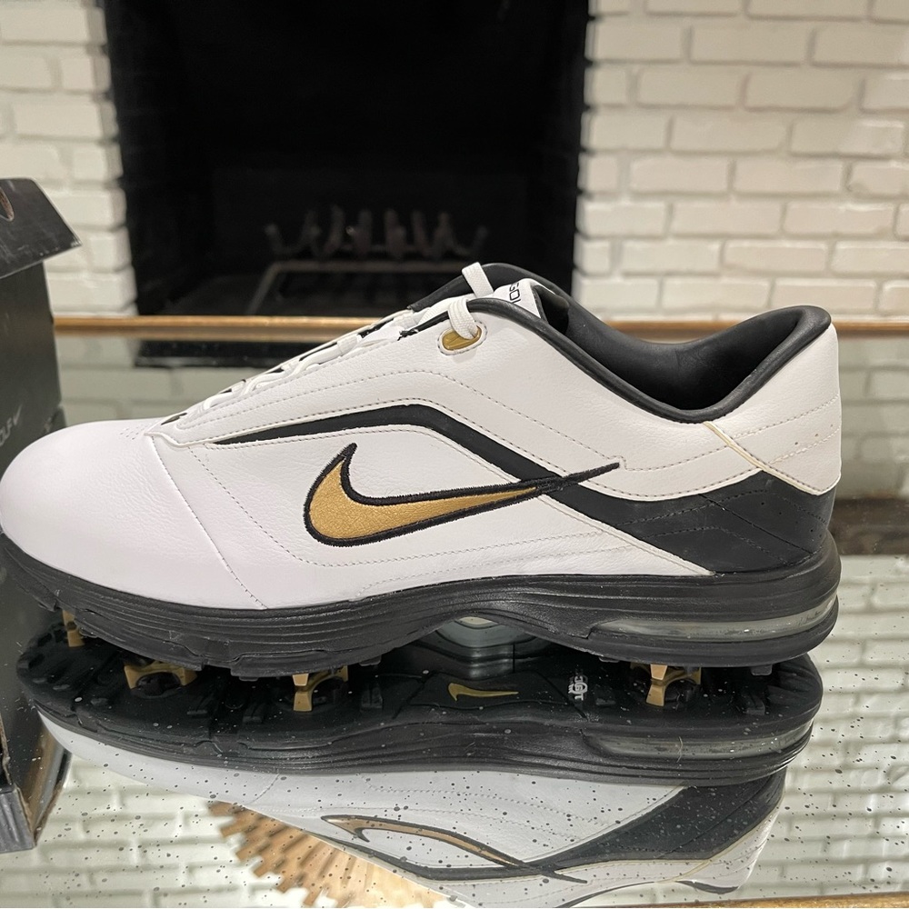 Never worn size 11 Nike air academy golf shoes.